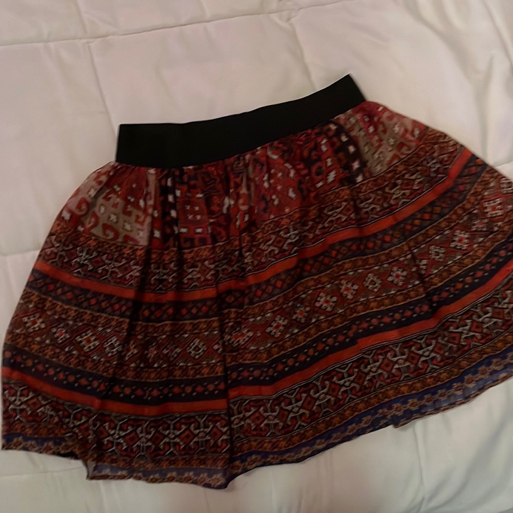 Super cute! In great condition! I’ve worn in winter with leggings and in summer!